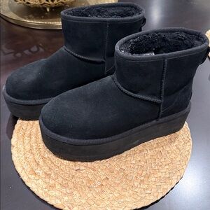 Mini UGG Platform Boots (Black, size 9)
